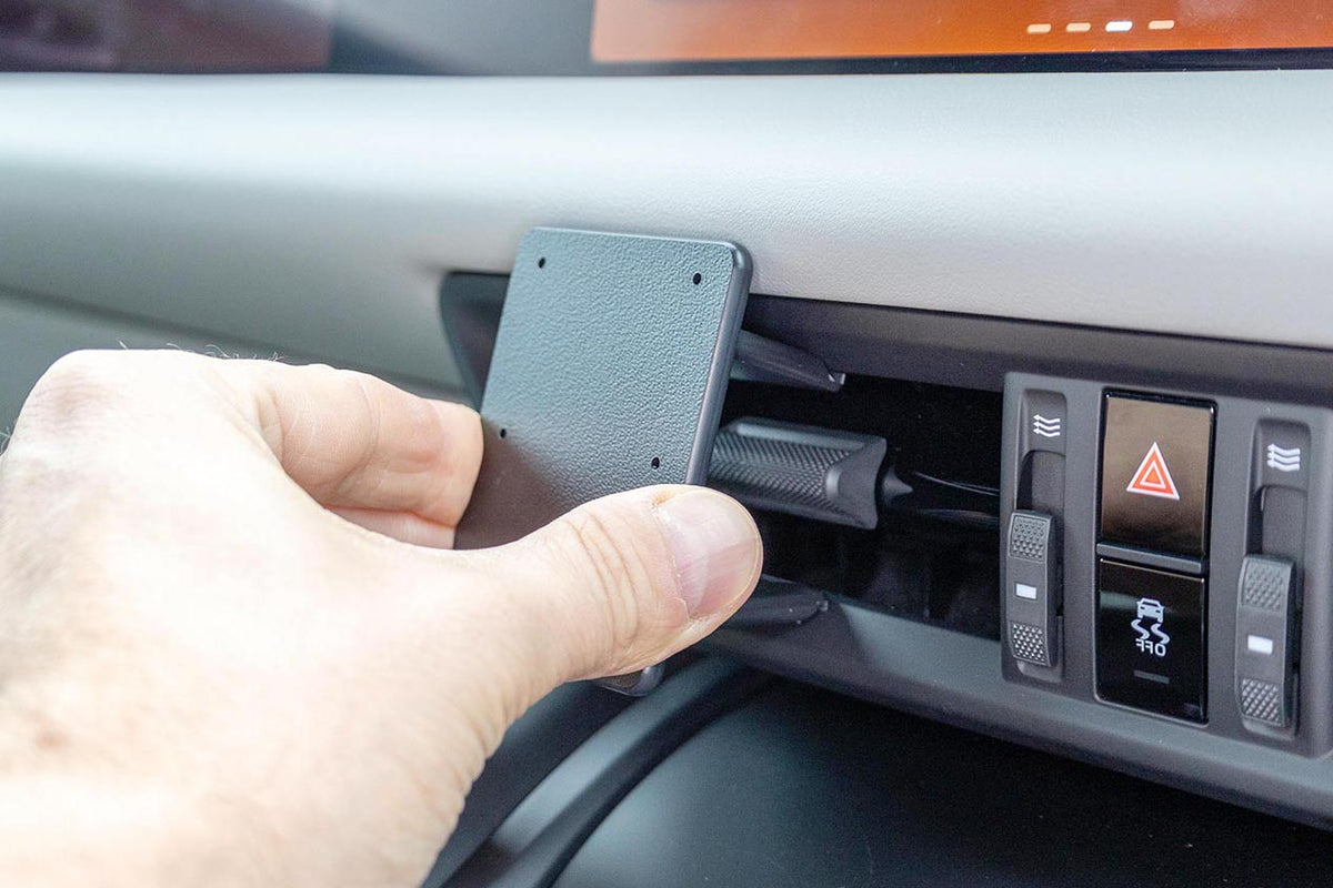 Brodit ProClip 656136 voor Porsche Macan Electric 2025-2026 - montagepositie op dashboard