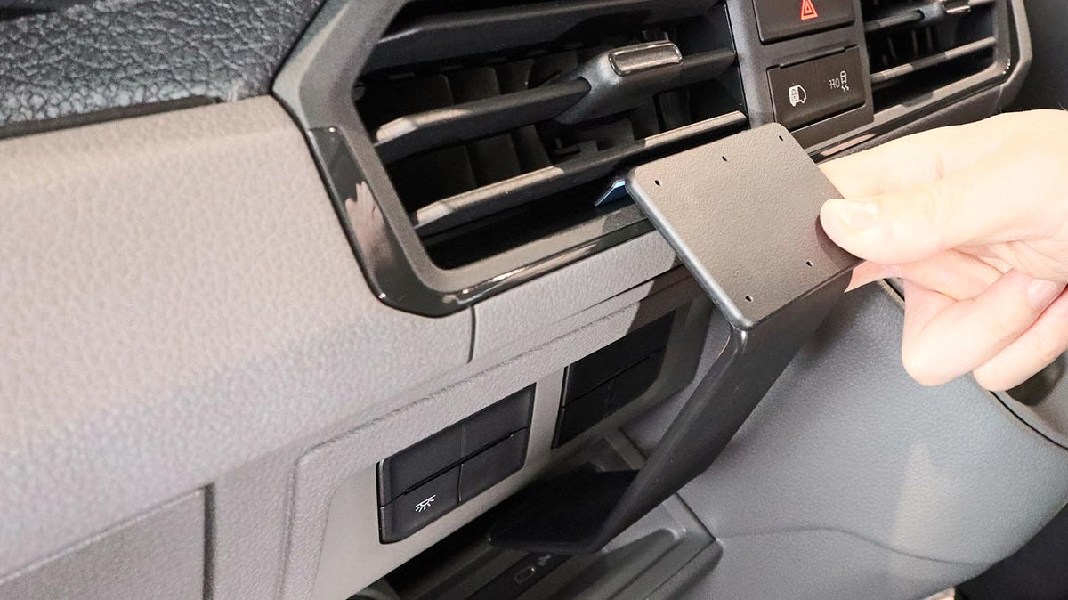 Brodit ProClip 656196 voor MAN TGE 2025-2026 en Volkswagen Crafter 2025-2026 - montagepositie op dashboard