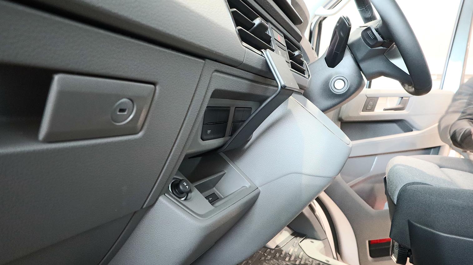 Brodit ProClip 656196 voor MAN TGE 2025-2026 en Volkswagen Crafter 2025-2026 - detail van dashboardmontage