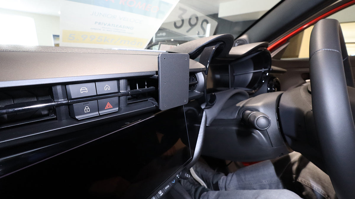 Brodit ProClip 656235 voor Alfa Romeo Junior 2024-2026 - detail van dashboardmontage