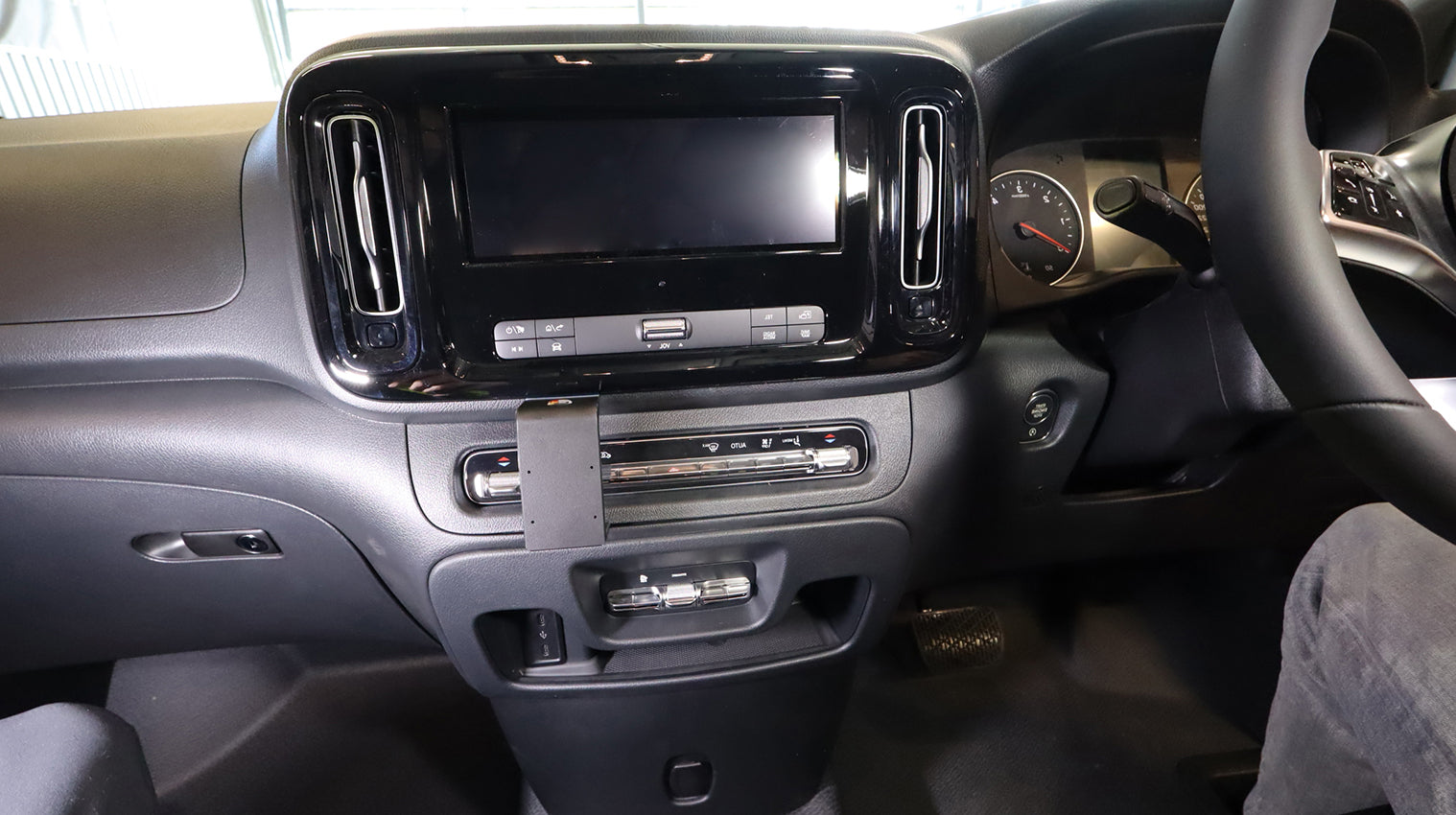 Brodit ProClip 656278 voor Mercedes Benz Vito 2024-2026 - detail van dashboardmontage