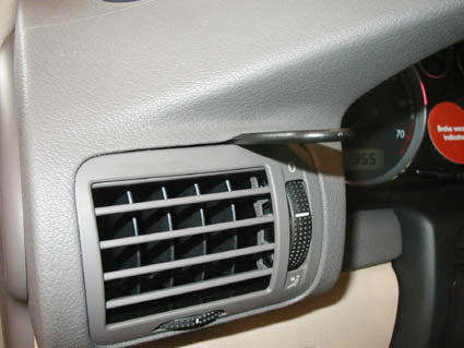 Brodit ProClip 802509 voor Volkswagen Passat 1997-2005 en Volkswagen Passat 1998-2005 - montagepositie op dashboard