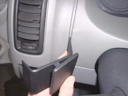Brodit ProClip 803198 voor Nissan Primastar 2002-2014, Opel Vivaro 2002-2014 en Renault Trafic 2002-2014 - montagepositie op dashboard
