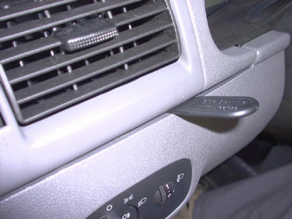 Brodit ProClip 803206 voor Ford Transit Connect 2003-2009 en Ford Tourneo Connect 2003-2009 - montagepositie op dashboard