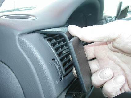 Brodit ProClip 803257 voor Ford Explorer 2002-2005 en Mercury Mountaineer 2002-2005 - detail van dashboardmontage