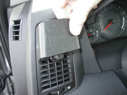 Brodit ProClip 803311 voor Cadillac SRX 2004-2005 en Cadillac CTS 2003-2005 - montagepositie op dashboard