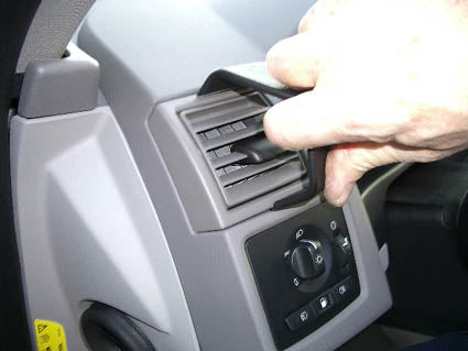 Brodit ProClip 803362 voor Volvo V50 2004-2012, Volvo S40 2004-2012 e.a. - montagepositie op dashboard