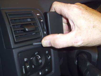 Brodit ProClip 803501 voor Volvo V50 2004-2012, Volvo S40 2004-2012 e.a. - montagepositie op dashboard