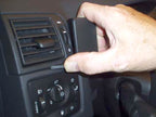Brodit ProClip 803501 voor Volvo V50 2004-2012, Volvo S40 2004-2012 e.a. - montagepositie op dashboard