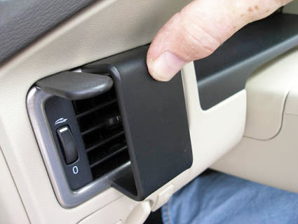 Brodit ProClip 803872 voor Volvo XC70 2008-2011, Volvo V70 II 2008-2011 en Volvo S80 2007-2011 - detail van dashboardmontage