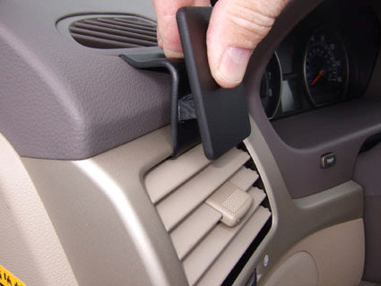 Brodit ProClip 803918 voor Kia Optima 2006-2010 en Kia Magentis 2007-2010 - detail van dashboardmontage