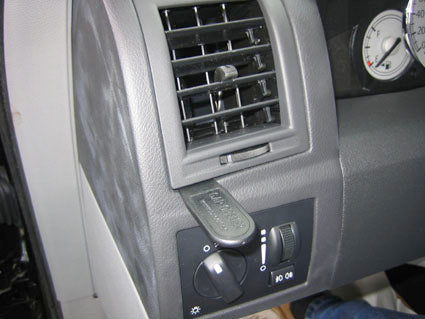 Brodit ProClip 804061 voor Chrysler 300C Touring 2005-2010, Chrysler 300C 2005-2010 e.a. - montagepositie op dashboard