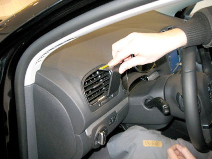 Brodit ProClip 804262 voor Volkswagen Jetta SportsWagen 2010-2014, Volkswagen GTI 2010-2014 e.a. - montagepositie op dashboard
