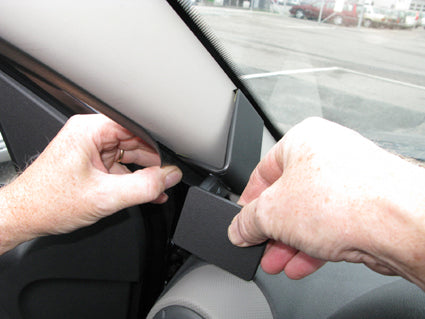 Brodit ProClip 804400 voor Dacia Sandero 2008-2012, Dacia Logan 2009-2013 e.a. - ProClip geplaatst in het voertuig