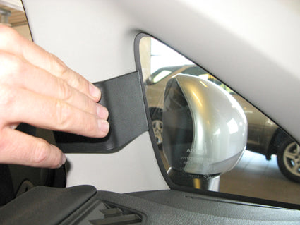 Brodit ProClip 804613 voor Subaru Trezia 2011-2014 en Toyota Verso S 2011-2016 - detail van dashboardmontage