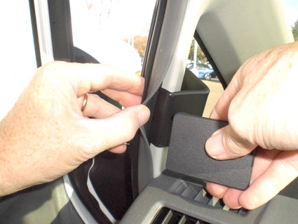 Brodit ProClip 804714 voor Toyota Prius v 2012-2019 en Toyota Prius + 2012-2020 - montagepositie op dashboard