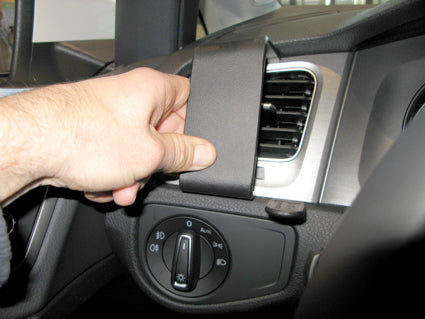 Brodit ProClip 804855 voor Volkswagen Golf VII Variant 2013-2020, Volkswagen Golf VII Sportscombi 2013-2020 e.a. - detail van dashboardmontage