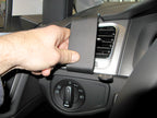 Brodit ProClip 804855 voor Volkswagen Golf VII Variant 2013-2020, Volkswagen Golf VII Sportscombi 2013-2020 e.a. - detail van dashboardmontage