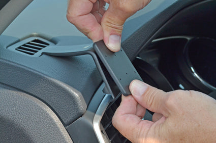 Brodit ProClip 805011 voor Nissan X-Trail 2014-2021, Nissan Rogue 2014-2020 en Nissan Qashqai 2014-2021 - detail van dashboardmontage