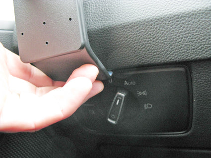 Brodit ProClip 805070 voor Volkswagen Passat Alltrack 2016-2023, Volkswagen Passat 2015-2023 e.a. - montagepositie op dashboard