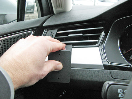 Brodit ProClip 805070 voor Volkswagen Passat Alltrack 2016-2023, Volkswagen Passat 2015-2023 e.a. - detail van dashboardmontage