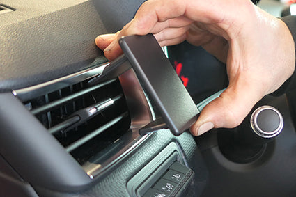 Brodit ProClip 805582 voor Mitsubishi Colt 2023-2026 en Renault Clio V 2020-2026 - montagepositie op dashboard