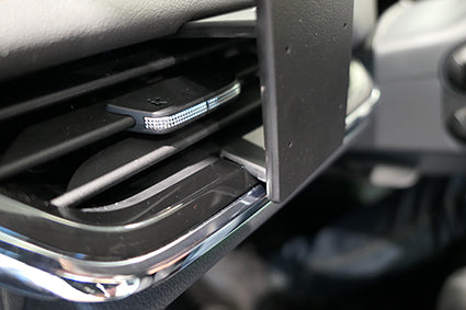 Brodit ProClip 805680 voor Skoda Enyaq IV 2021-2026 en Skoda Elroq 2025-2026 - detail van dashboardmontage