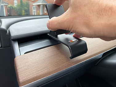 Brodit ProClip 805766 voor Tesla Model Y 2020-2025 en Tesla Model 3 2018-2024 - ProClip geplaatst in het voertuig