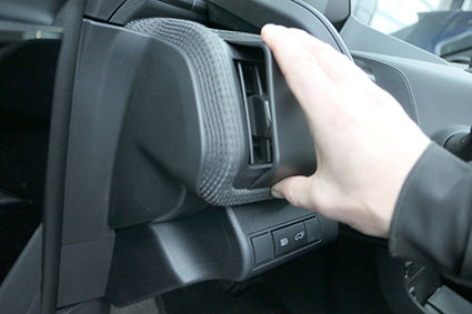 Brodit ProClip 805818 voor Subaru Solterra 2023-2026 en Toyota bZ4X 2023-2025 - detail van dashboardmontage