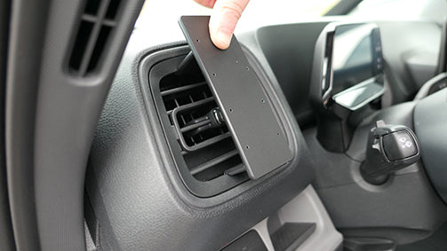 Brodit ProClip 806032 voor Volkswagen ID. Buzz Cargo 2023-2026 - detail van dashboardmontage