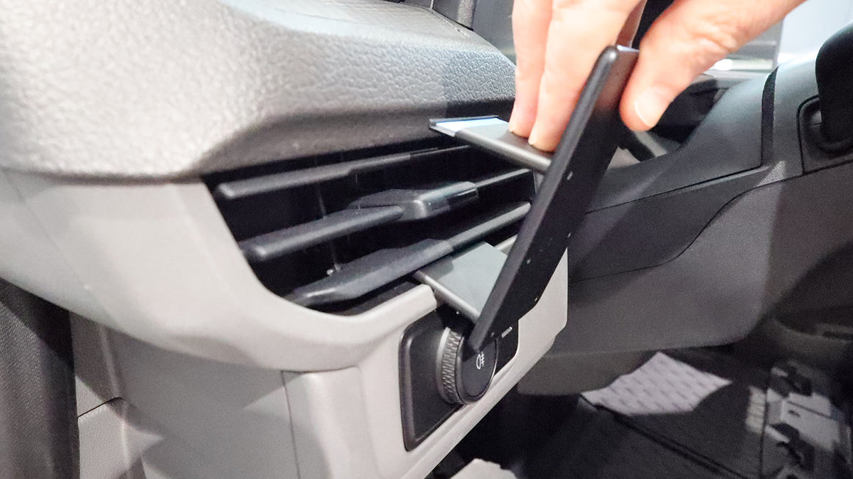 Brodit ProClip 806240 voor Ford Transit Custom 2024-2026 en Volkswagen T7 Transporter/Pickup 2025-2026 - montagepositie op dashboard