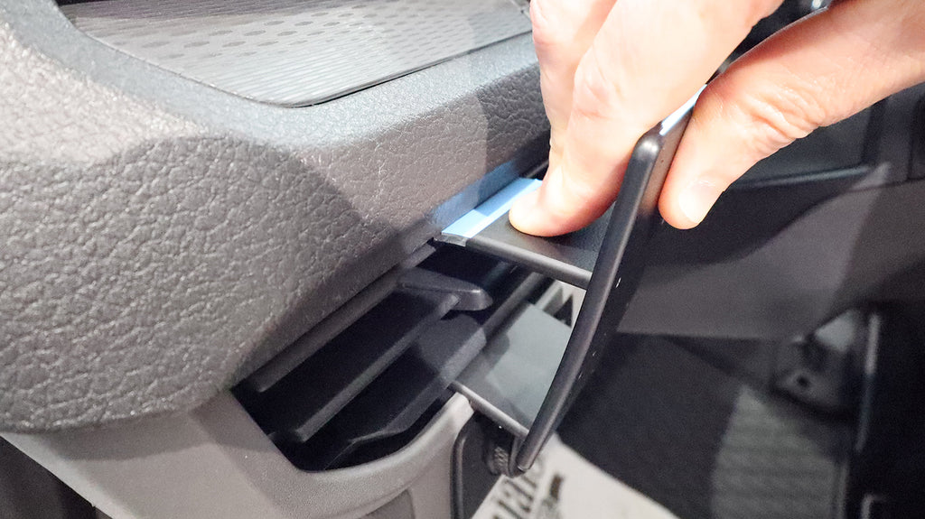 Brodit ProClip 806240 voor Ford Transit Custom 2024-2026 en Volkswagen T7 Transporter/Pickup 2025-2026 - ProClip geplaatst in het voertuig