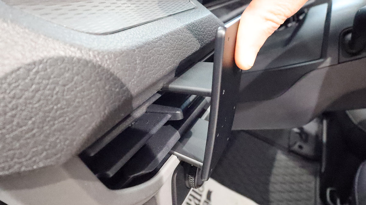 Brodit ProClip 806240 voor Ford Transit Custom 2024-2026 en Volkswagen T7 Transporter/Pickup 2025-2026 - detail van dashboardmontage