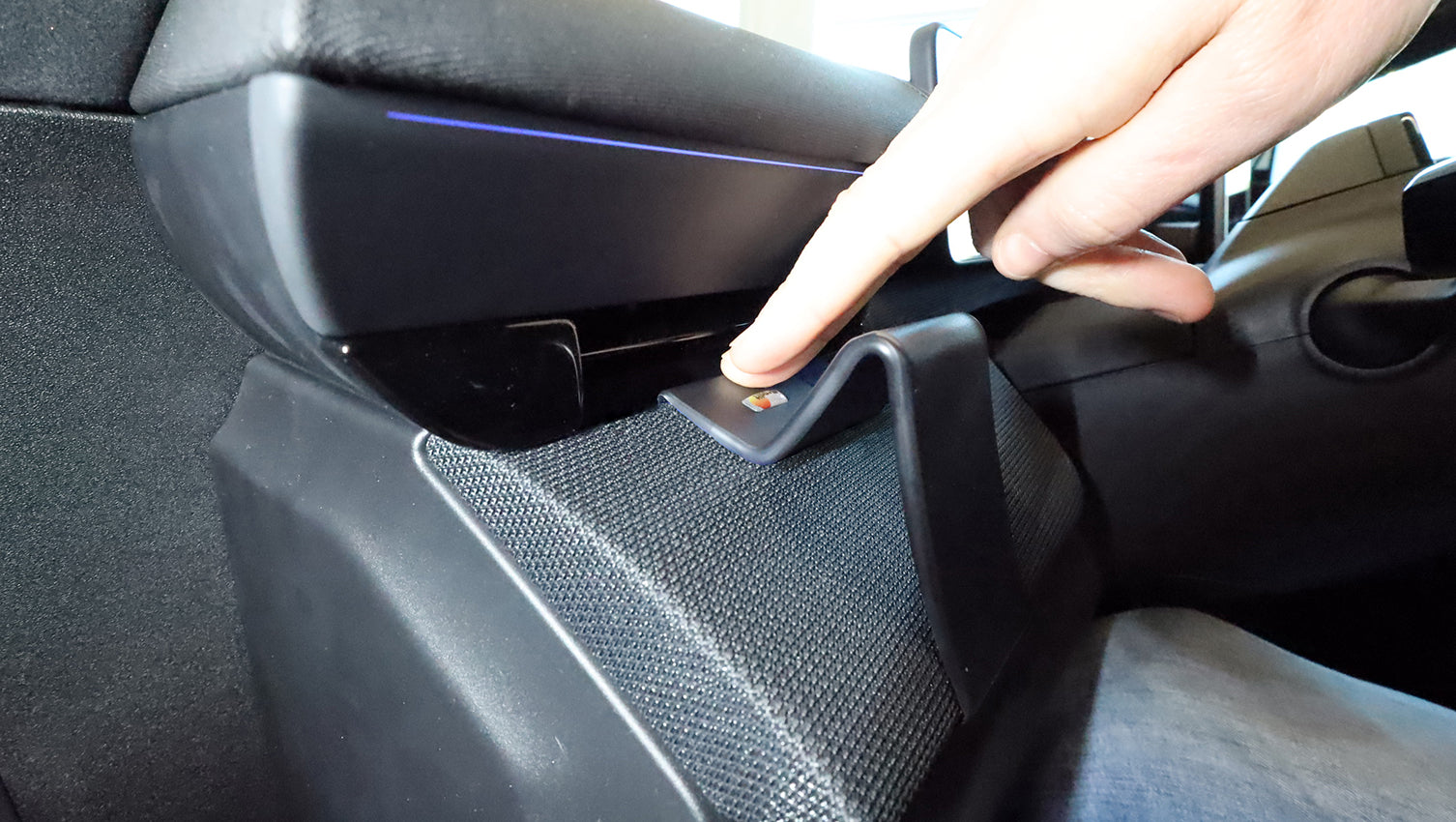 Brodit ProClip 806264 voor Polestar 4 2024-2026 - detail van dashboardmontage
