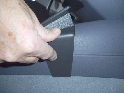Brodit ProClip 833524 voor BMW 1-series E81, E82, E87, E88 2008-2013 en BMW 1-series E81, E82, E87, E88 2005-2011 - detail van dashboardmontage