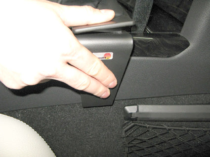 Brodit ProClip 834334 voor Mercedes Benz E-Class, Stationwagon 2010-2016, Mercedes Benz E-Class, Sedan 2009-2016 en Mercedes Benz E-Class, Sedan 2010-2016 - detail van dashboardmontage