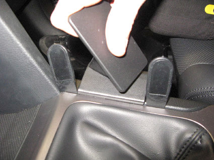 Brodit ProClip 834426 voor Subaru Outback 2010-2014 en Subaru Legacy 2010-2014 - montagepositie op dashboard