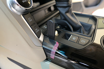 Brodit ProClip 835703 voor Toyota LandCruiser 300 2021-2026 - montagepositie op dashboard