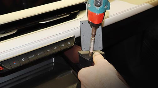 Brodit ProClip 836062 voor Geely Monjaro 2021-2026 - detail van dashboardmontage