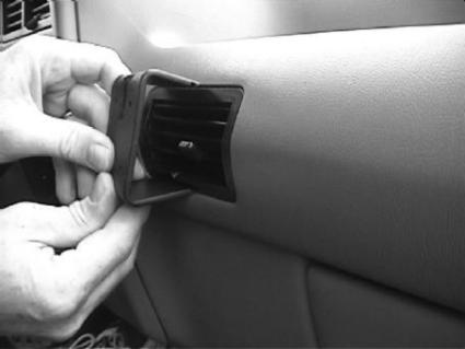Brodit ProClip 852008 voor Ford Ranger 1993-1994 en Ford Explorer 1993-1994 - montagepositie op dashboard