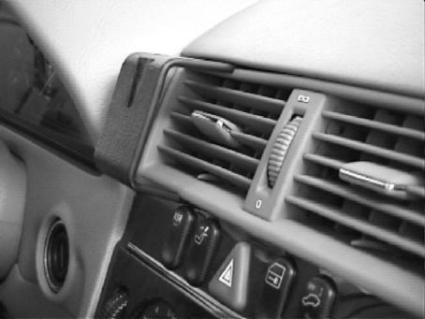 Brodit ProClip 852025 voor Mercedes Benz C-Class (180-320) 1993-1999 en Mercedes Benz C-Class (180-320) 1994-2000 - detail van dashboardmontage