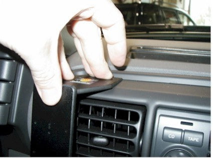 Brodit ProClip 852096 voor Land Rover Discovery 1+2 1994-2004 - detail van dashboardmontage