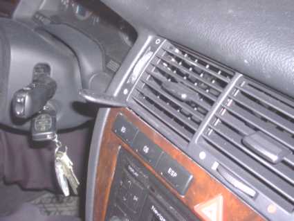 Brodit ProClip 852106 voor Audi S8 1994-2002 en Audi A8 1994-2002 - montagepositie op dashboard