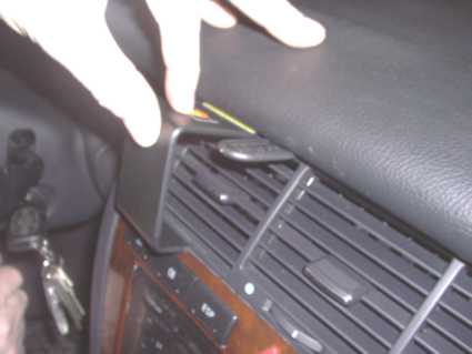Brodit ProClip 852106 voor Audi S8 1994-2002 en Audi A8 1994-2002 - detail van dashboardmontage