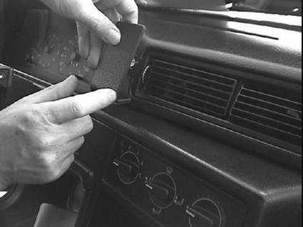 Brodit ProClip 852111 voor Volvo 940 1991-1998 en Volvo 740 1991-1998 - montagepositie op dashboard