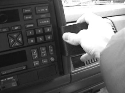 Brodit ProClip 852115 voor Chevrolet Tahoe 1992-1994, Chevrolet Suburban 1992-1994 e.a. - montagepositie op dashboard