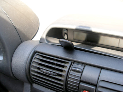 Brodit ProClip 852129 voor Opel Corsa 1993-2000 en Opel Combo 1995-2001 - montagepositie op dashboard