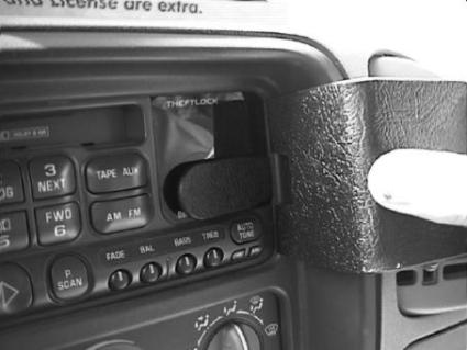 Brodit ProClip 852135 voor Cadillac Escalade 1999-2000, Chevrolet Tahoe 1995-1999 e.a. - detail van dashboardmontage