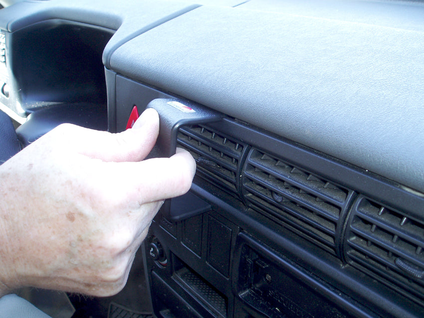 Brodit ProClip 852296 voor Volkswagen T4 Transporter/Pickup 1996-2002 en Volkswagen Caravelle 1996-2003 - detail van dashboardmontage