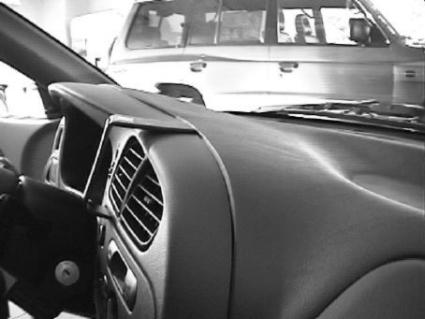 Brodit ProClip 852306 voor Mitsubishi Mirage 1996-2001, Mitsubishi Lancer 1996-2003 en Mitsubishi Colt 1996-2004 - detail van dashboardmontage